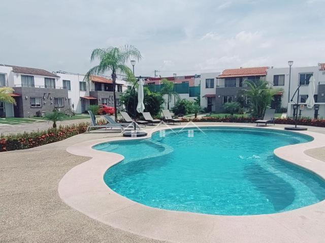 Modern Pool Side, 3 Bdrm House with parking - B&B