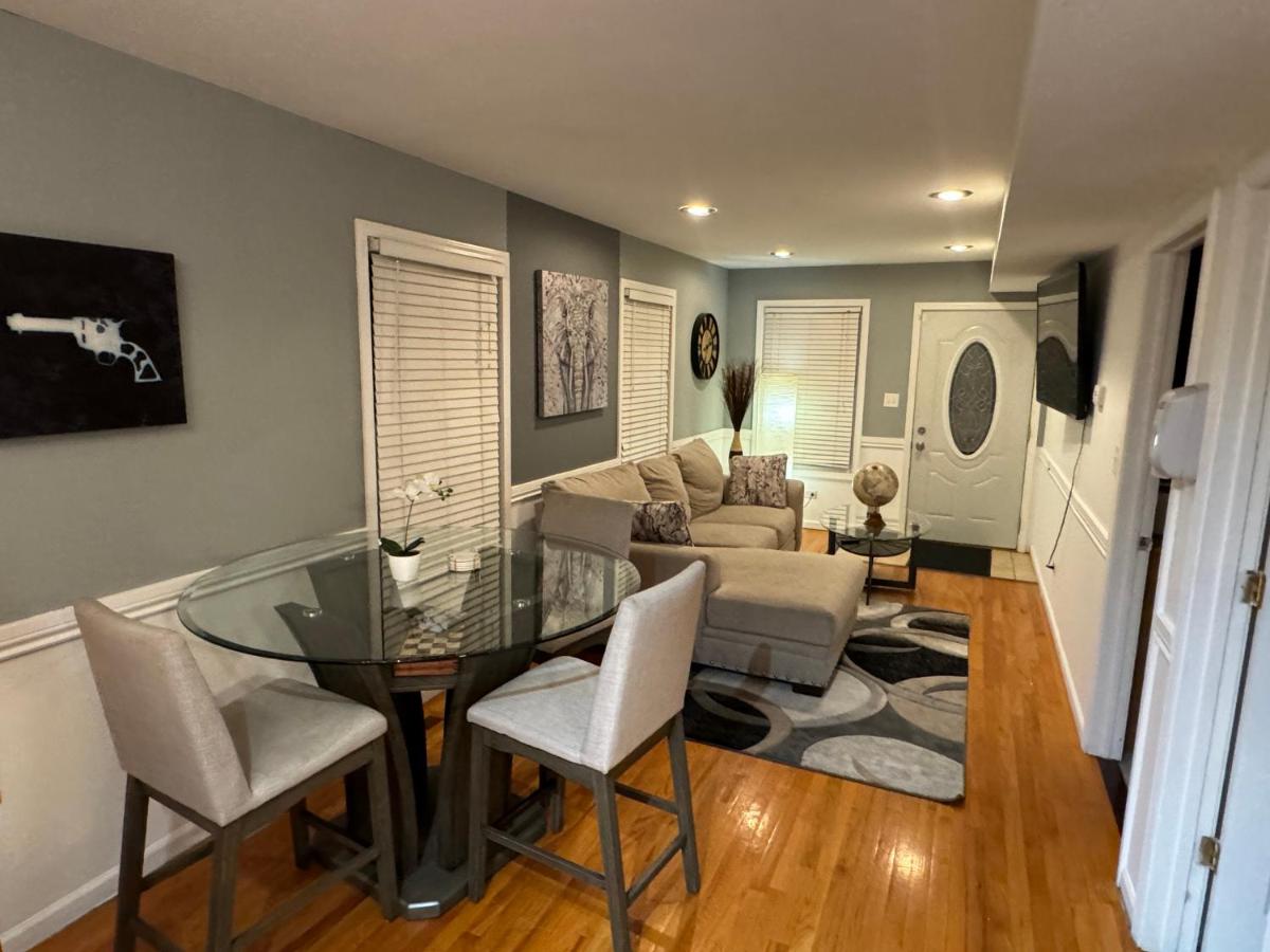 Cozy 4bd House Fireplace and Pond - B&B Chicago