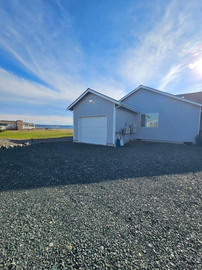 Modern Beachfront Stay at the Admiralty Retreat - Bed and Breakfast