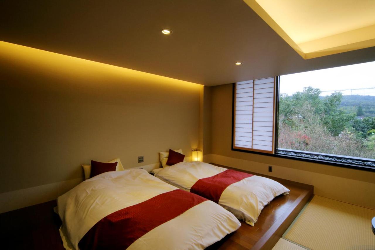 Basic Triple Room with Shared Bathroom