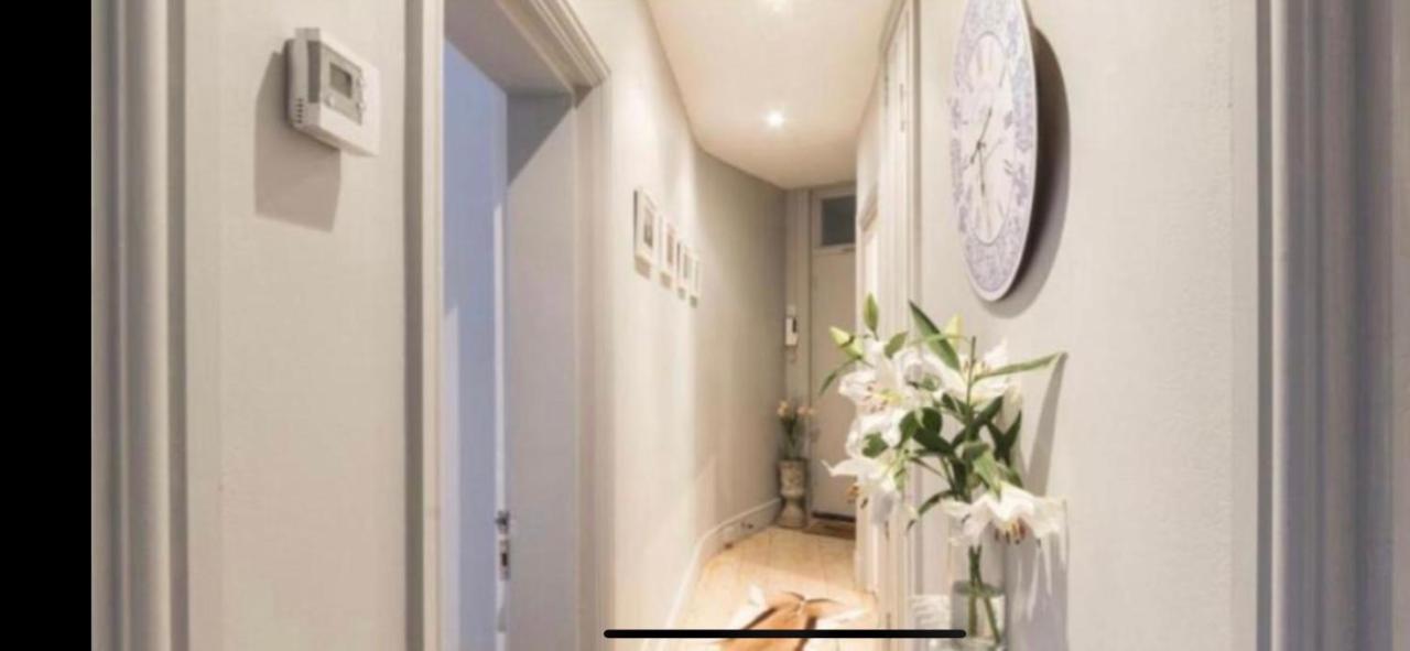 Tower Bridge 3BedSecure Parking Shad Thames Luxuury Boutique Historic Bright Warehouse Gated Parking upto 4 vehicles inc" Vans - Bed and Breakfast Londen