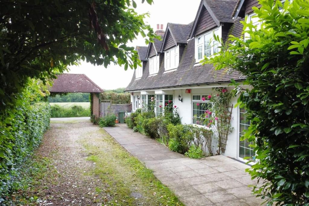 The Lodge - luxury country stay with hot tub and games room - Bed and Breakfast