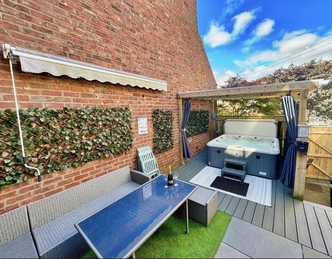 Hot Tub, Free Parking, Near Shops & Restaurants, Location 1m to City - Bed and Breakfast