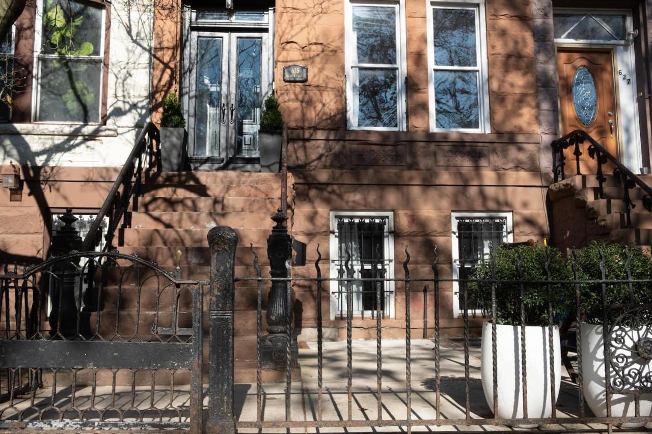 Two Story Luxury Brooklyn Brownstone - Bed and Breakfast