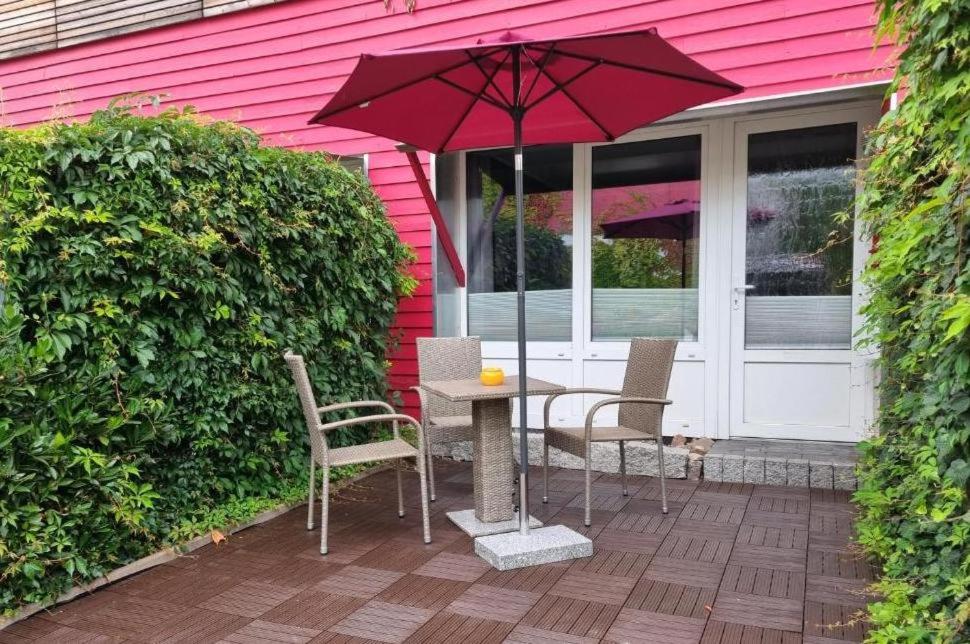 Charysma - Granitgold, urbanes & robustes Design, Parkplatz, Terrasse - B&B