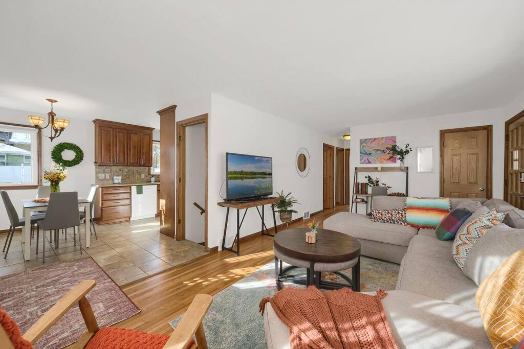 Minutes From MOA MSP Guests Dream Escape - B&B