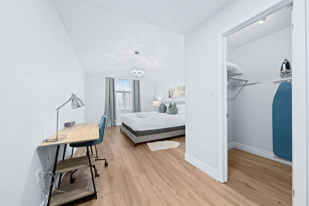 Stylish and Cozy 4 bedroom House - Chambres d’hôtes Barrie