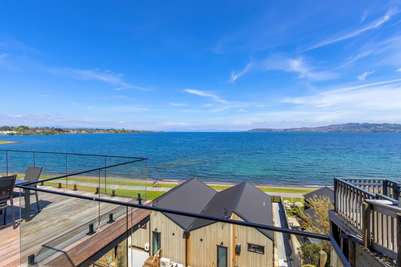 Lakefront Large Deck Area Spa Pool - B&B Taupo