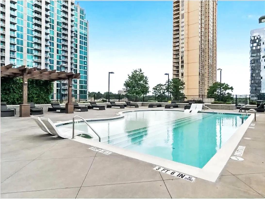 Skyline Retreat Penthouse, Top Floor, Year round Pool, City View! - B&B