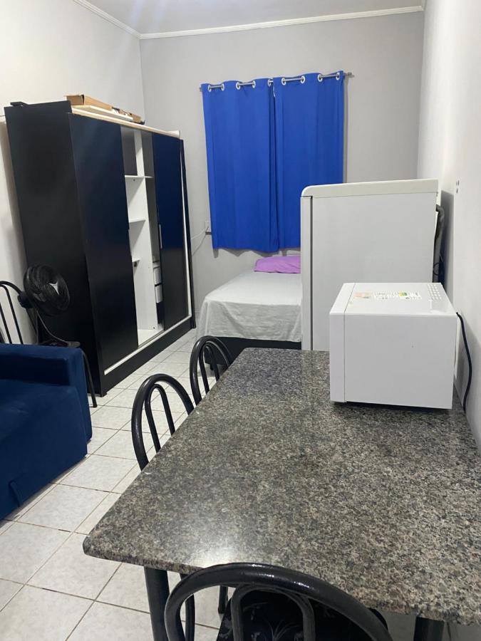 Kitinete perto da praia e Shopping Brisamar em São Vicente, na Biquinha, temporada e mensal tudo incluso, mobiliado, wi fi, ventilador, elevador, horário flexível - Bed and Breakfast São Vicente