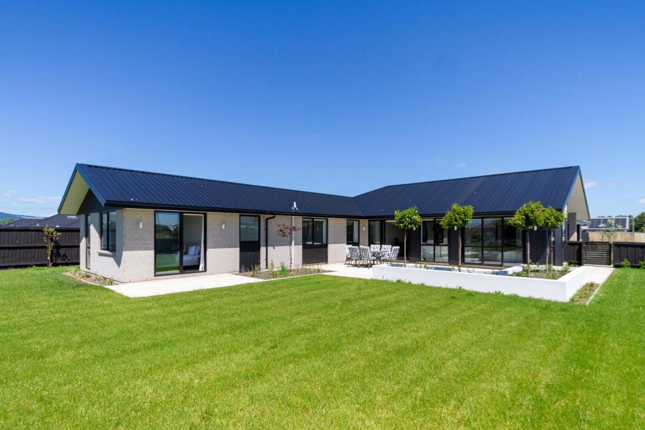 Elegant 4BR Retreat with Garage, Family friendly - B&B