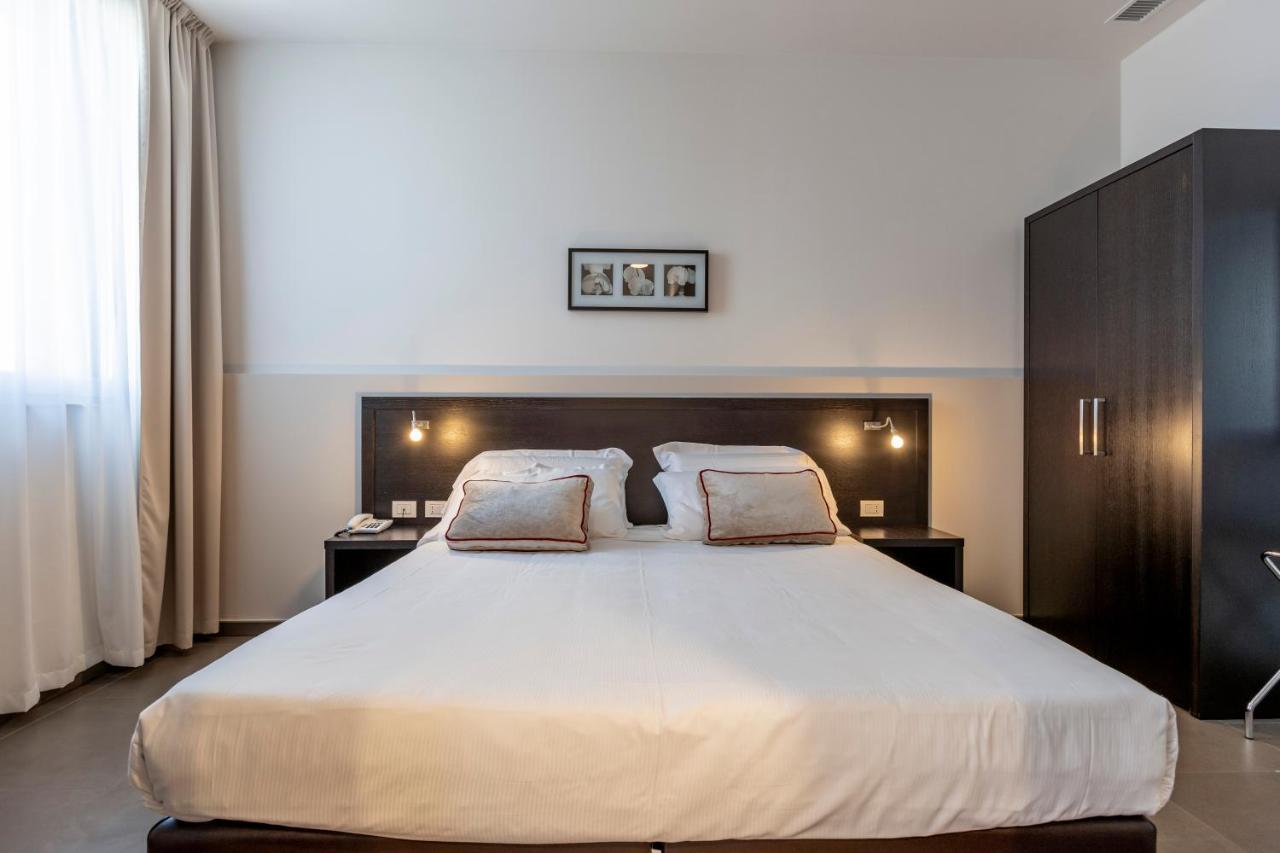 Großes Doppel-/Zweibettzimmer