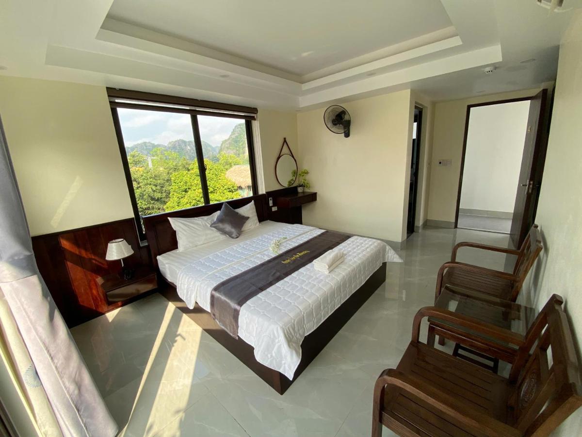Zimmer mit Kingsize-Bett und Bergblick