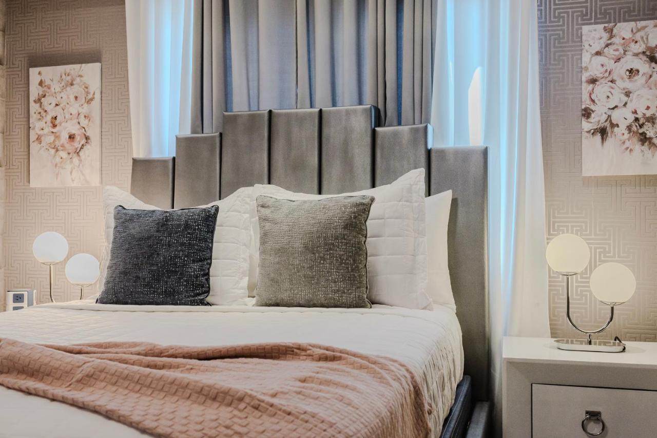 Deluxe One-Bedroom Apartment with City View