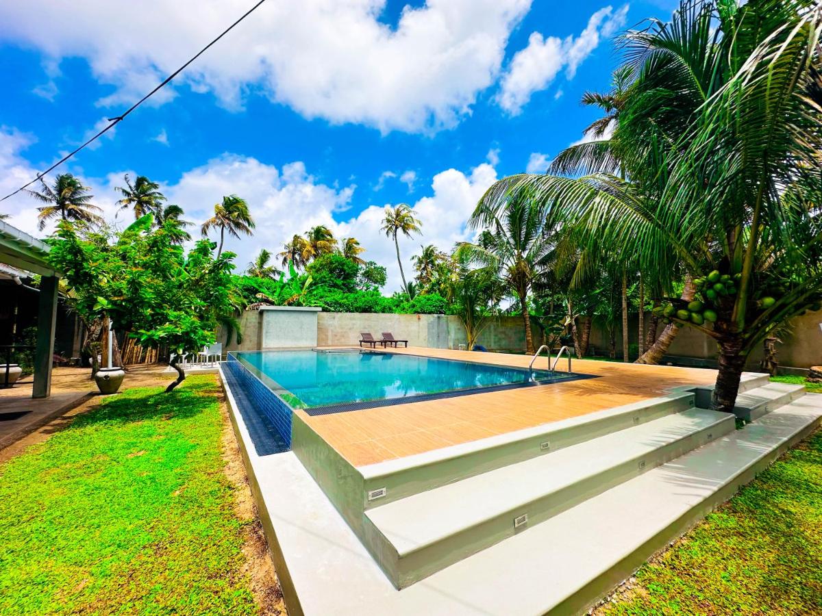 Private Villa with a Pool, Beach Front - The White House - Bed and Breakfast Ahangama