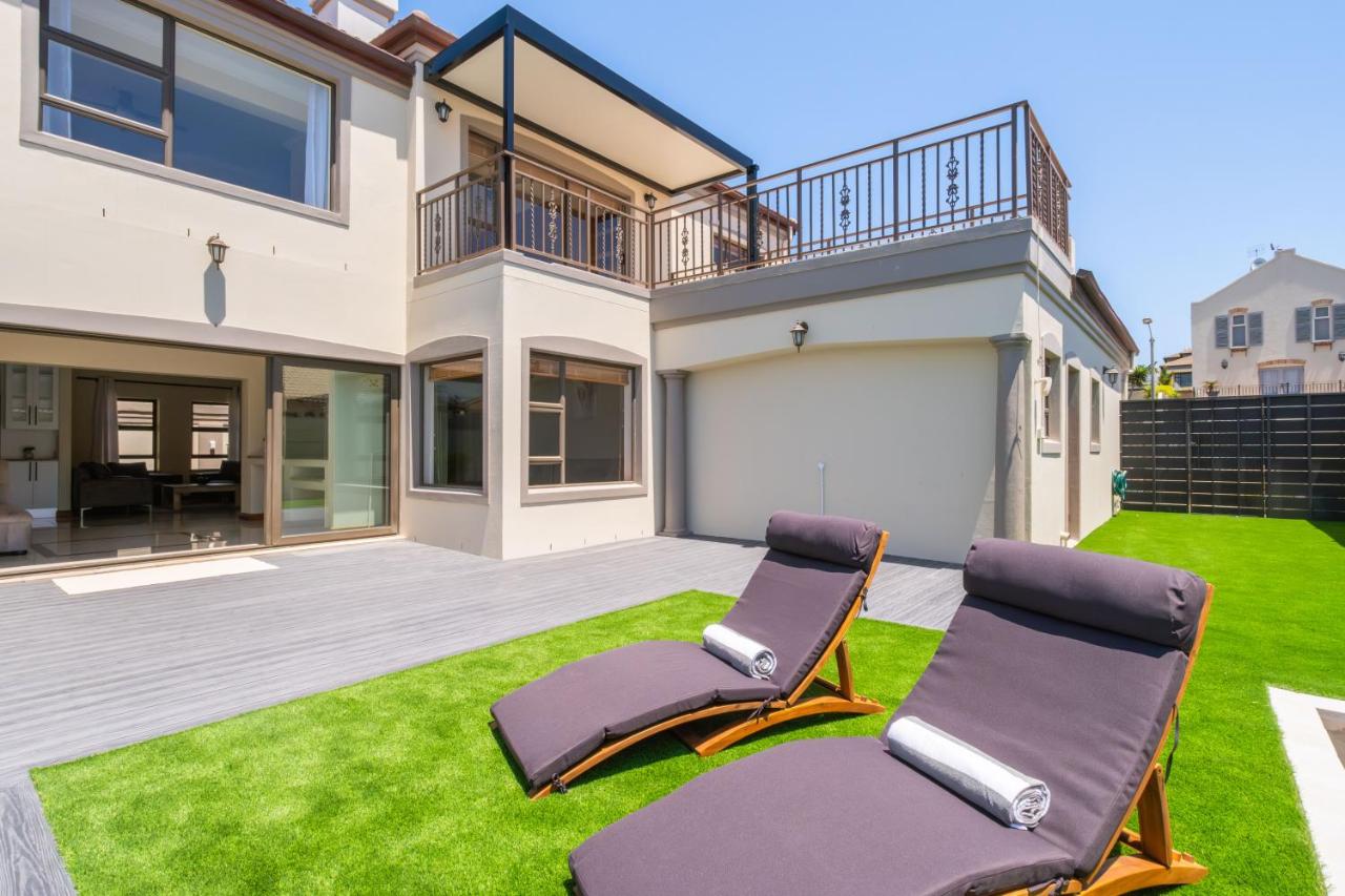 Spacious 5 Bedroom Luxury Villa with Heated Pool and Backup Power in Blouberg - B&B Ciudad del Cabo