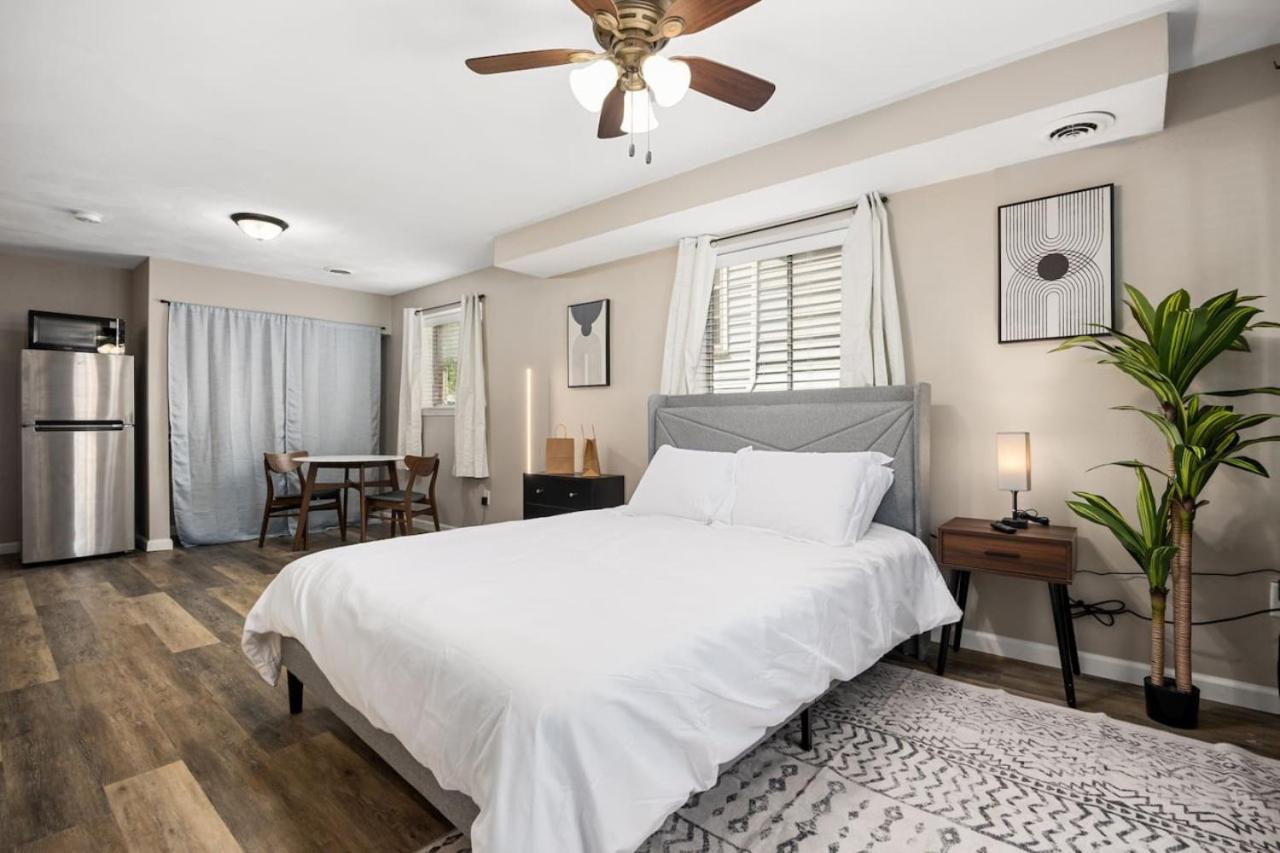 Stylish Studio Apartment with Modern Touches - Bed and Breakfast Peoria