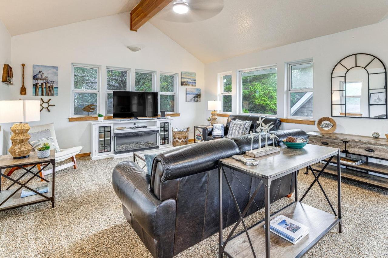 Rockaway Beach Home with Hot Tub 4 Blocks to Beach! - Bed and Breakfast