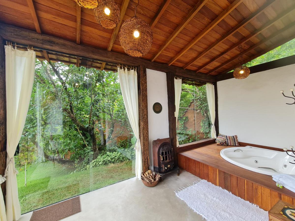 Zimmer mit Queensize-Bett und Whirlpool-Badewanne
