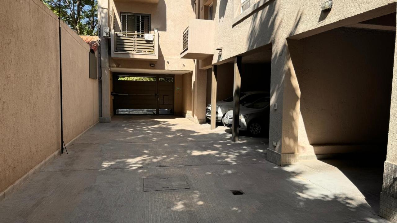 Moderno y amplio Departamento con cochera - B&B