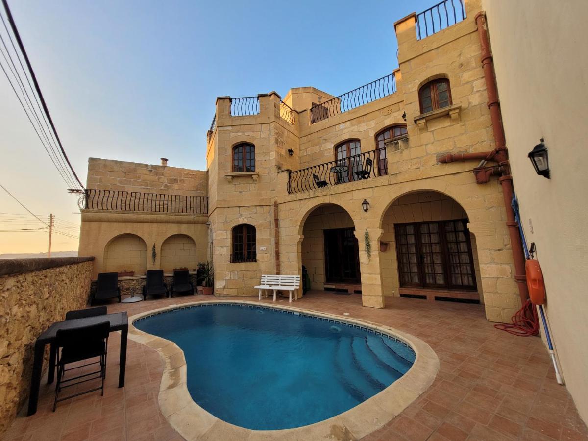 UNDER NEW MANAGEMENT! Sant Antnin Luxurious Farmhouse Villa With Pool Sannat Near Victoria Gozo Family Friends Couples Views Balcony Roof Terrace Romantic Getaway - Bed and Breakfast
