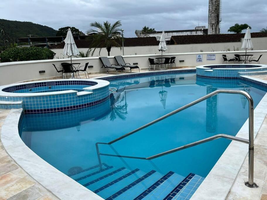 Apartamento 23A para 6 pessoas com Piscina e Churrasqueira no Cond Torremolinos Beach a 80m para Pé na areia na Praia da Enseada Ubatuba - Chambres d'hôtes Ubatuba