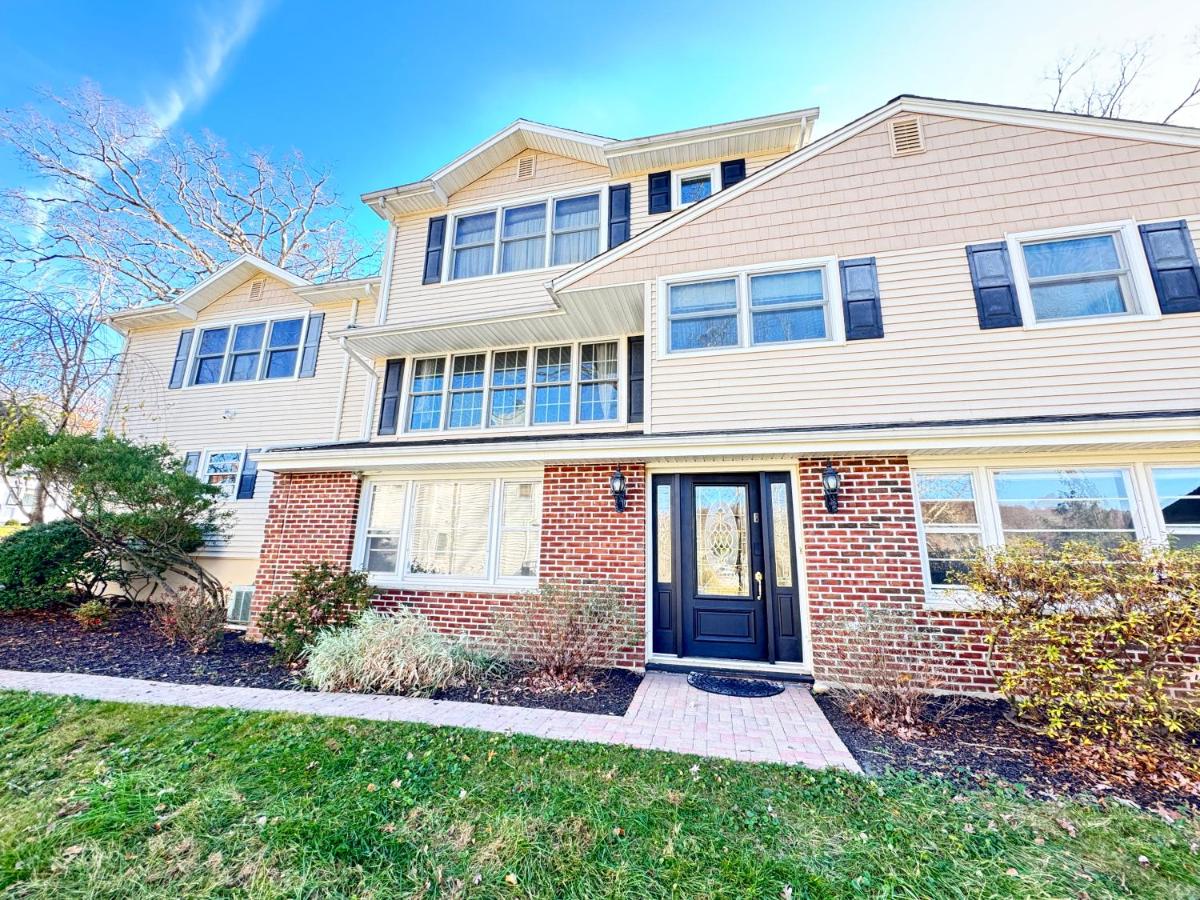 Panoramic Lakeview Suite Ultimate Comfort and Serenity - B&B Watchung