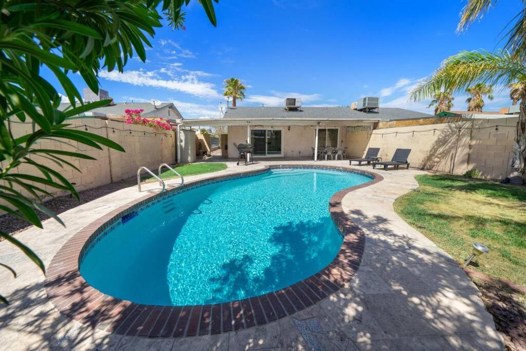 Pool House Near Chinatown Vegas WIFl-Sleeps 9 - B&B Las Vegas
