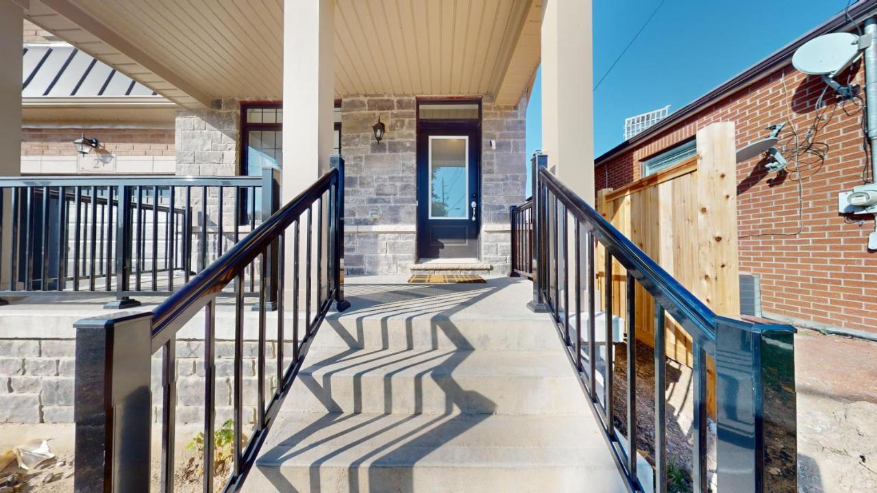 New custom-built house in Toronto - B&B