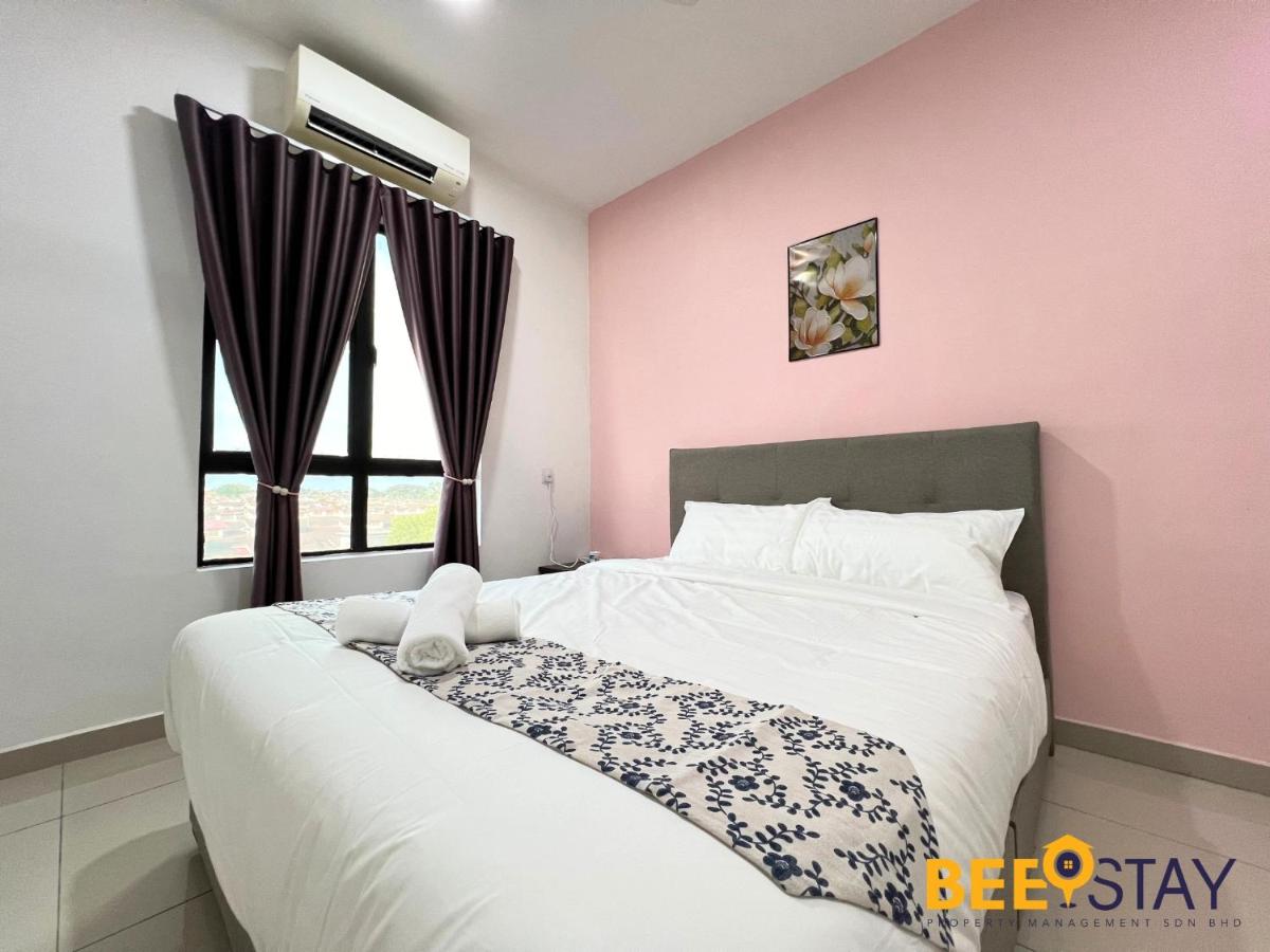 Four-Bedroom Apartment with Pool View