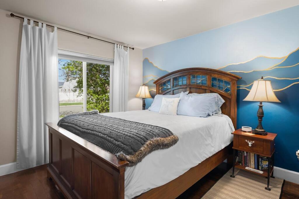 Charming and Cozy Private Home Walking Distance to Downtown - B&B