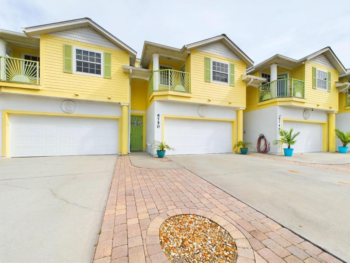 Coastal Bliss Retreat - Beach Vibes & Rockets - B&B