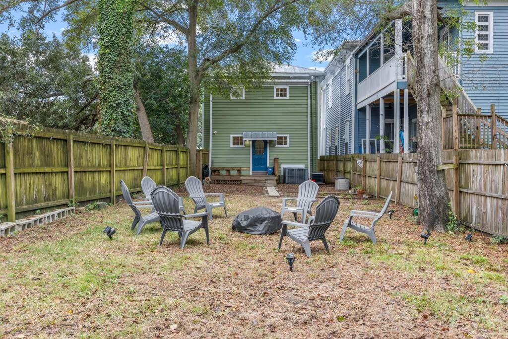 Half Off SALE! Downtown Home with King Bed FirePit Free Parking and Huge Back Yard Filming Allowed - B&B Wilmington