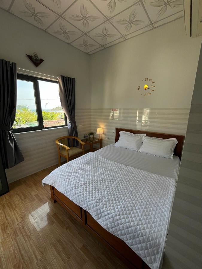 Habitación con cama extragrande.