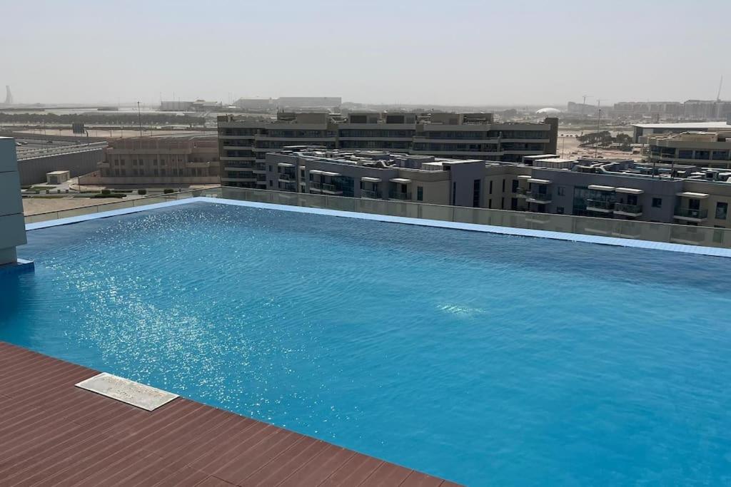 Modern 1-Bed with Rooftop Pool - 5 Minutes from Yas Island & Abu Dhabi Airport - B&B