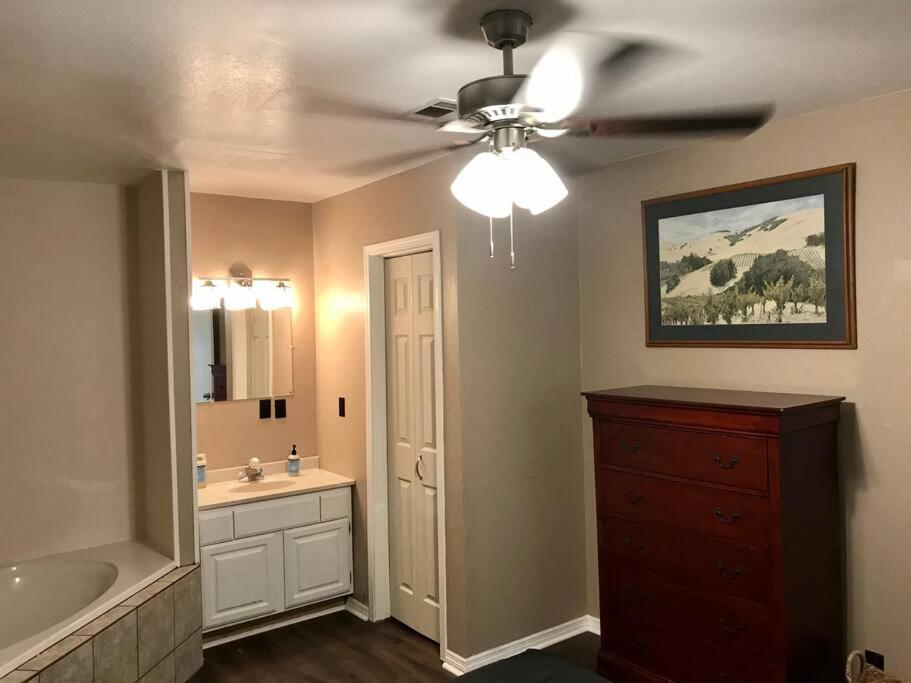 Lakehouse Getaway with Beautiful Views - B&B Crowder