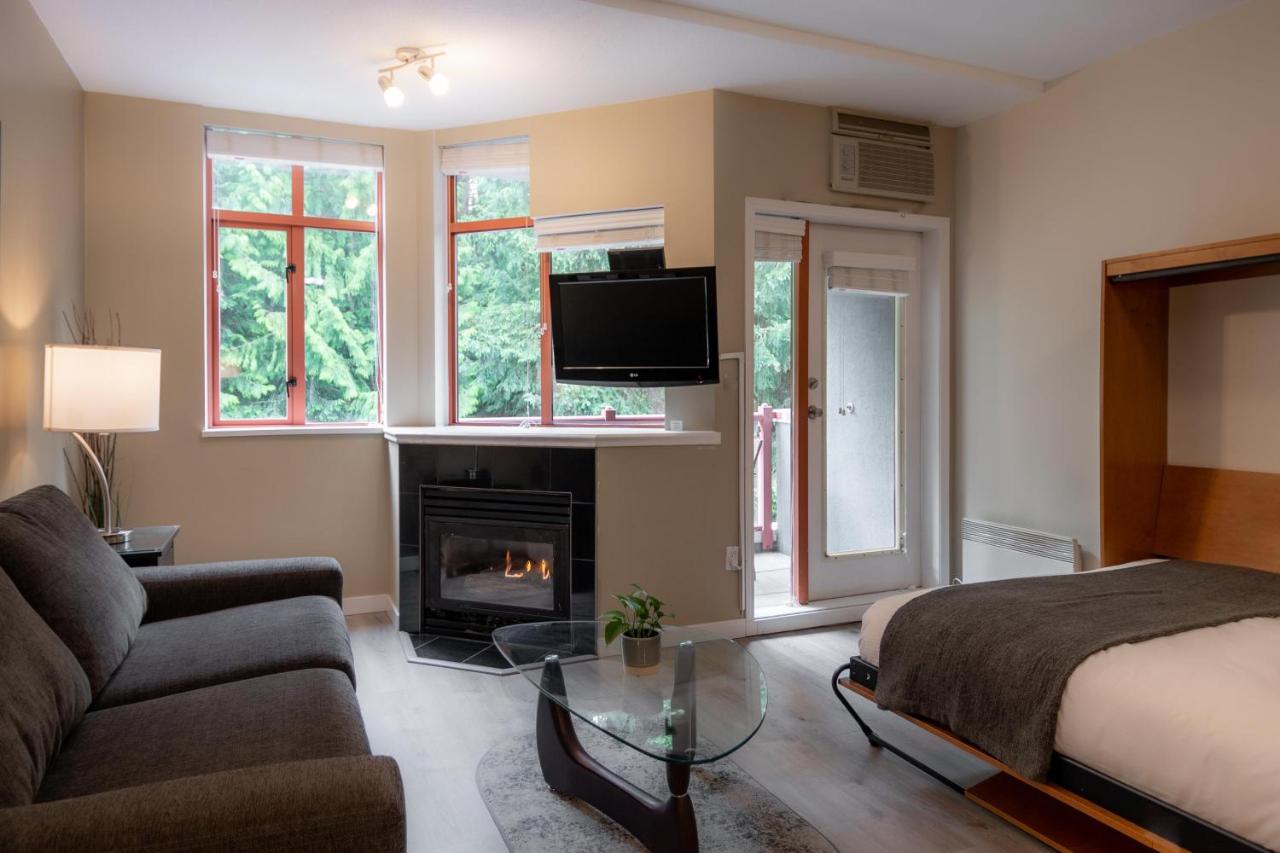 Alpenglow Lodge Studio with Pool Views by MVA - B&B Whistler