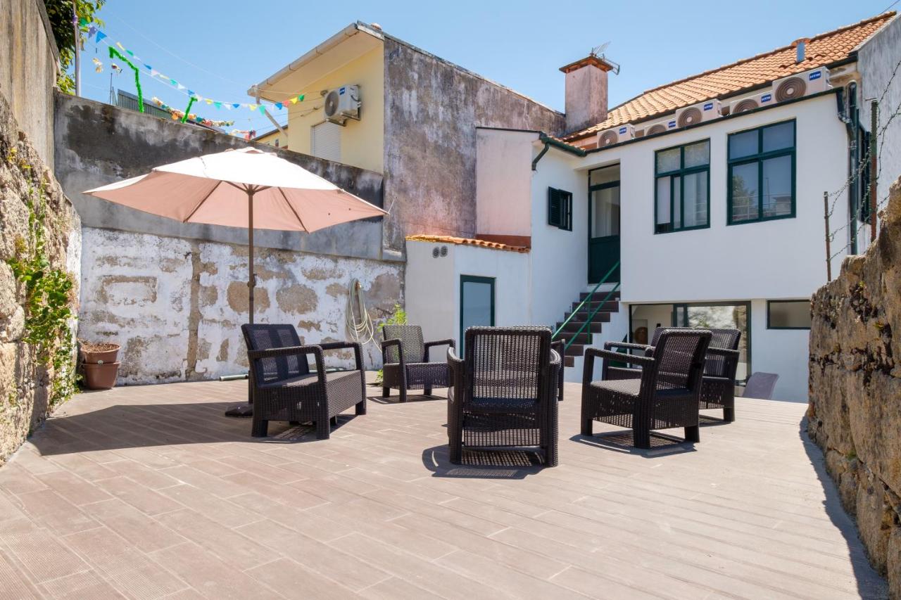 Entire House with 4 Master Suites & Backyard - Central Location - Ferienwohnung
