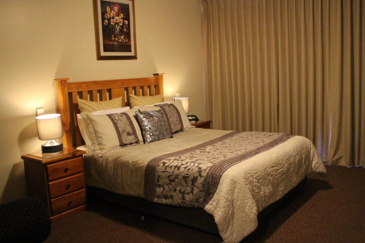 Habitación con cama grande y balcón