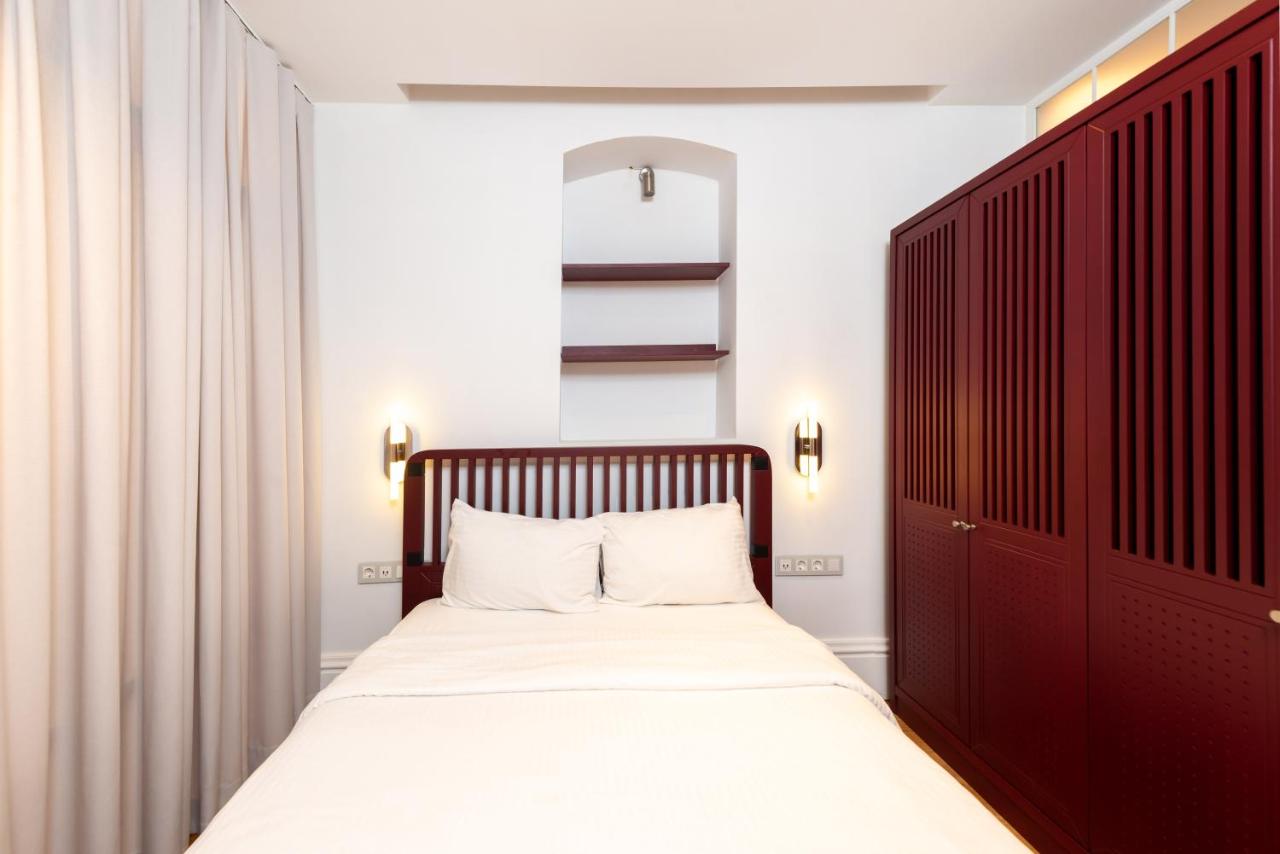 Deluxe One-Bedroom Apartment