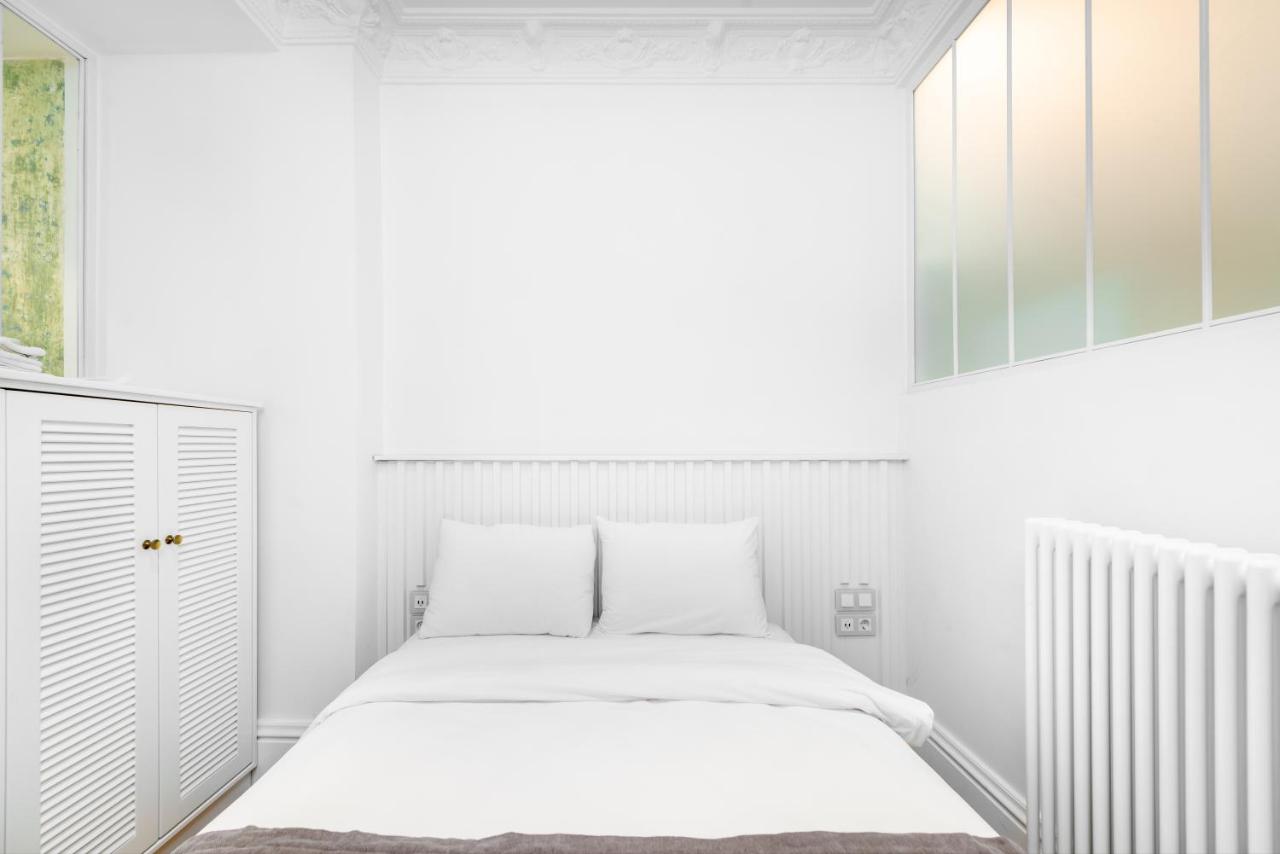 Deluxe One-Bedroom Apartment