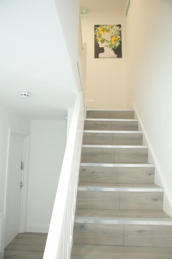 Luxury Private Ensuite and Kitchenette Room Near Luton Airport 4 Min Drive - Chambres d’hôtes