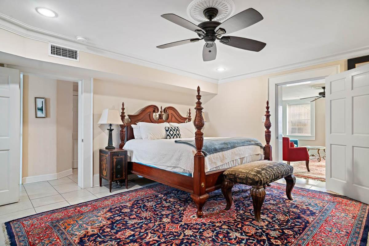 21 E York - B&B