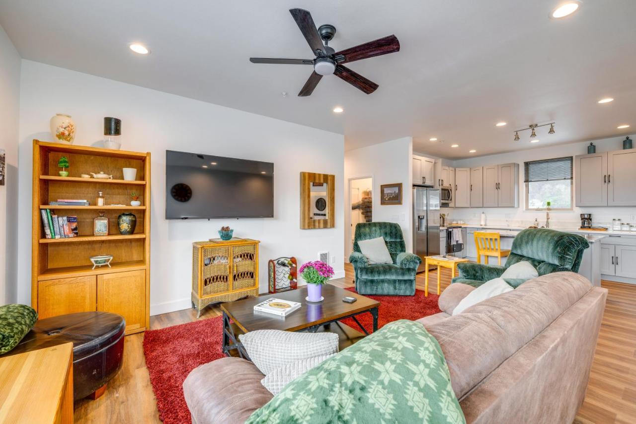 Walk to Marina Tillamook Bay Apt with Water Views! - Chambres d’hôtes Garibaldi