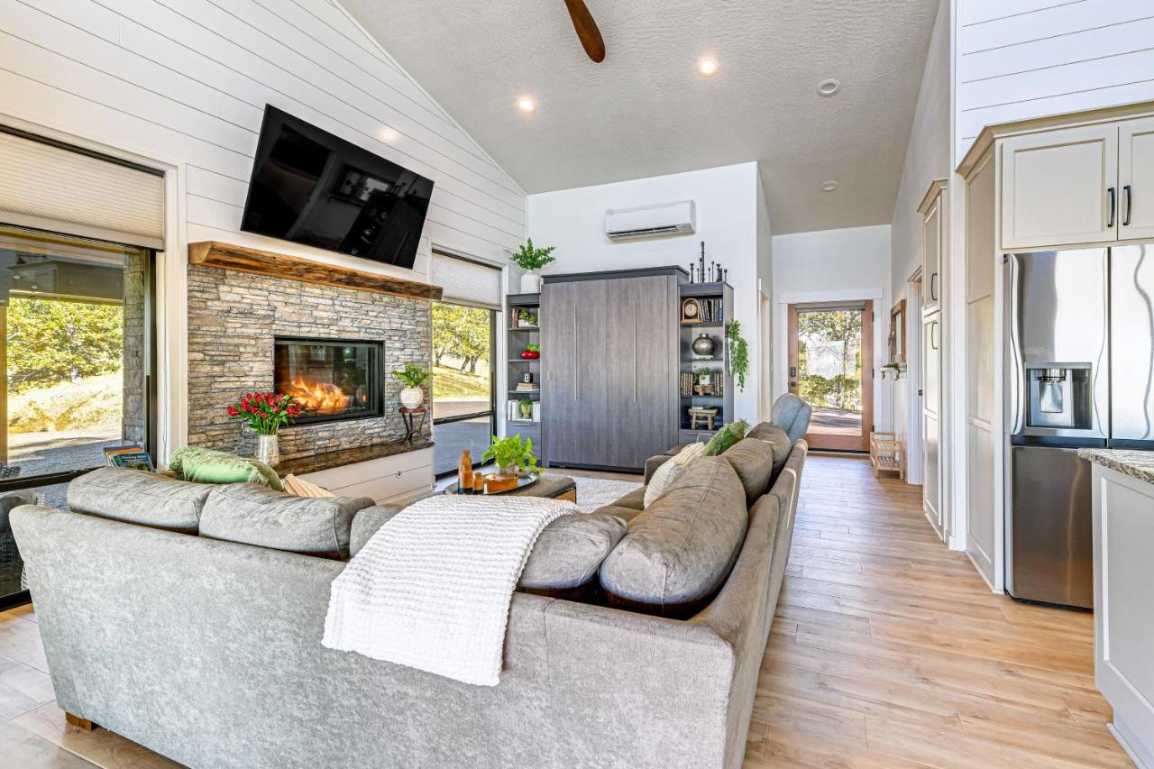 Dreamy Hilltop View Roseburg Retreat with Hot Tub! - Chambres d’hôtes Roseburg