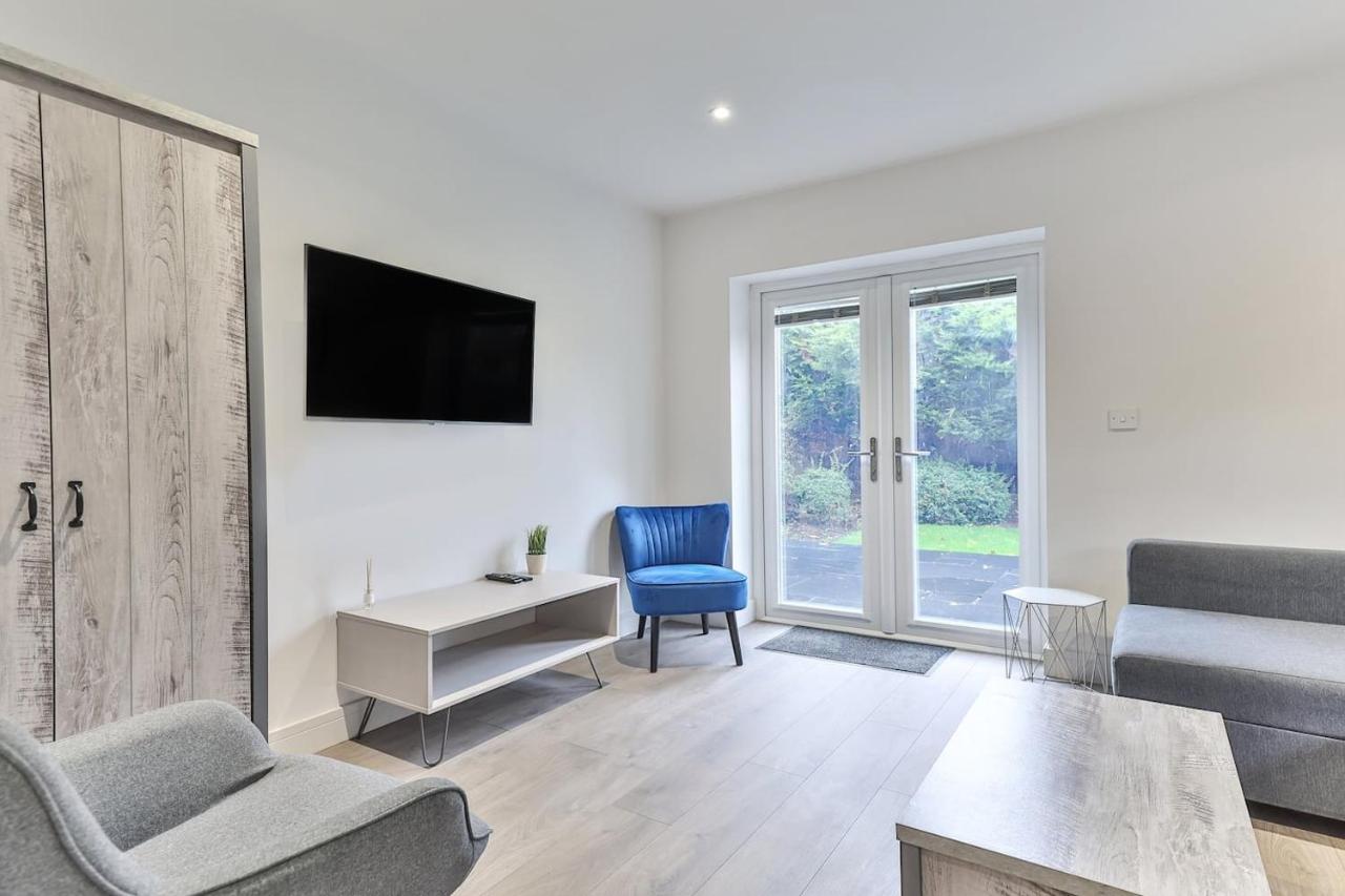 3 Bed Refurbished, Modern House, Wifi, Patio Area - Bed and Breakfast