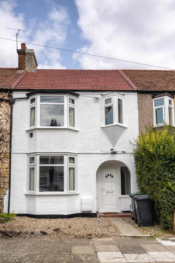 Modern home with driveway parking for 2 vehicles, near Tottenham Hotspur Stadium, White Hart Lane Train Station - B&B