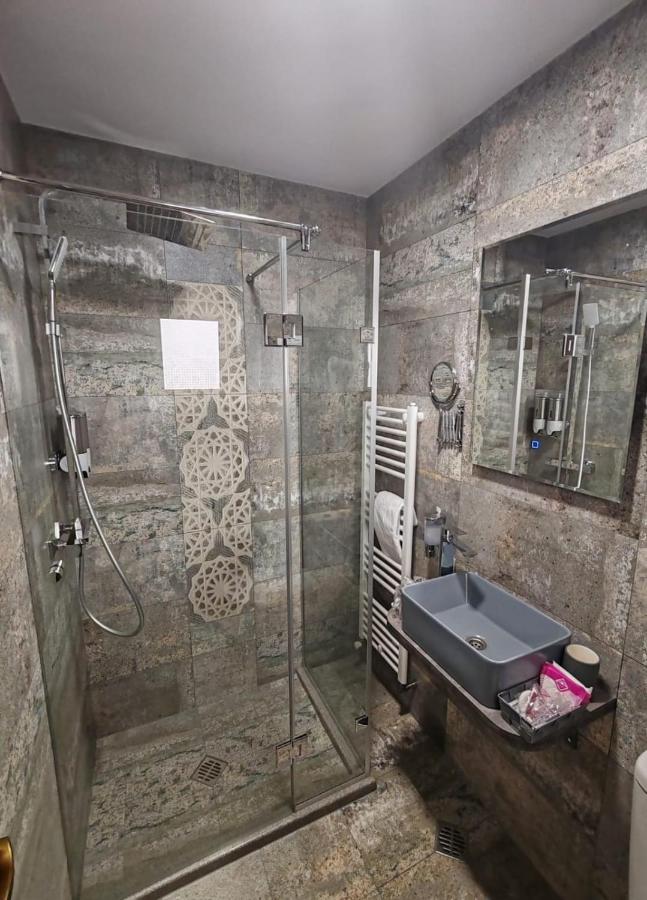 Camera Matrimoniale/Doppia con Letti Singoli con Bagno Privato