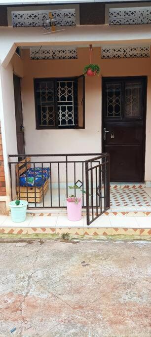 Room near the Entebbe Airport with WiFi - B&B