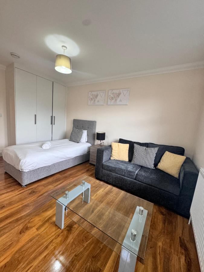 Comfort Heathrow Stay 5 Mins to the Terminal - B&B